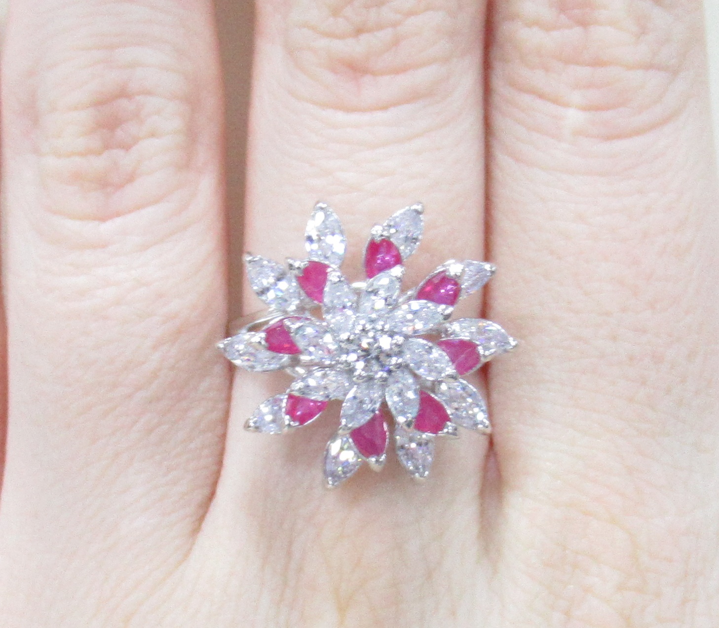 Серебряное кольцо 925 пробы; с подвижн. эл.; вставки 8 Рубин 2 ct F/2, маркиз 2,5*5; 19 Куб. Циркони